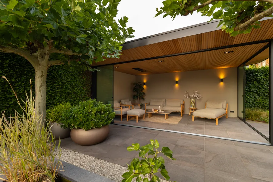 Veranda met houten plafond en glazen schuifwanden
